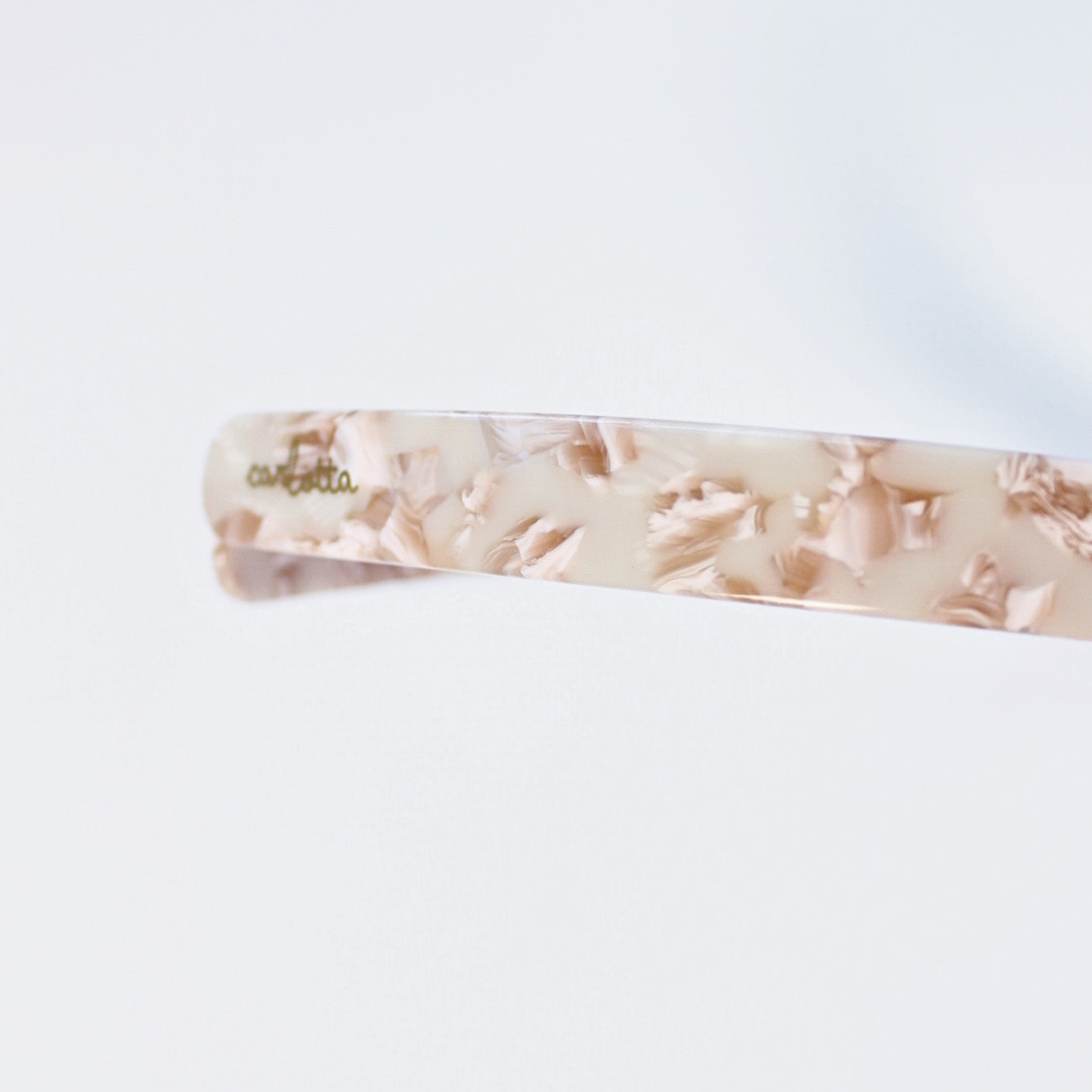 Resilient headband thin beige marble