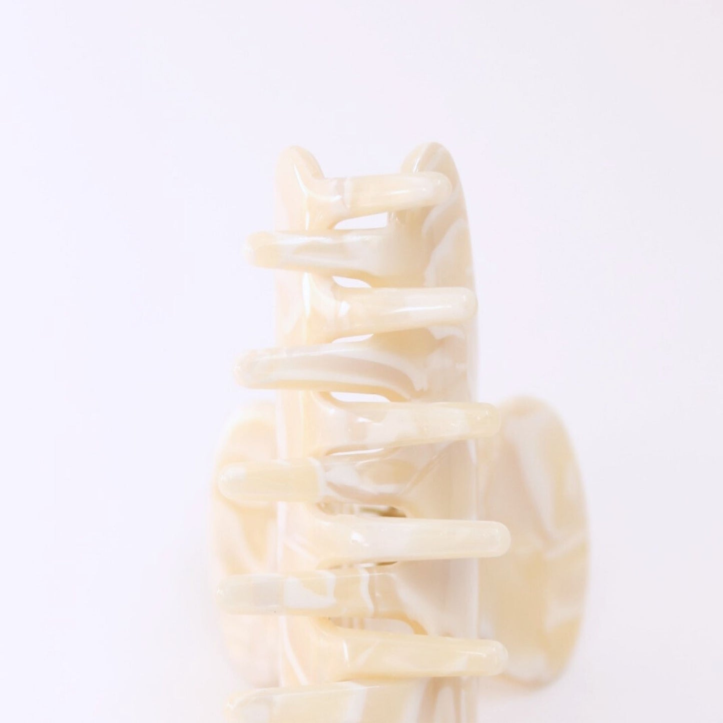 hair_claw_clip_beige_harmonic marble beige