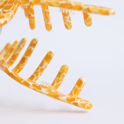 Inner strength medium hair claw honey