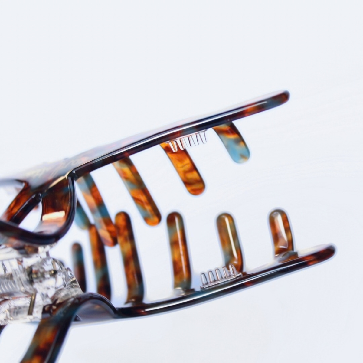 Inner strength medium hair claw clip caramel