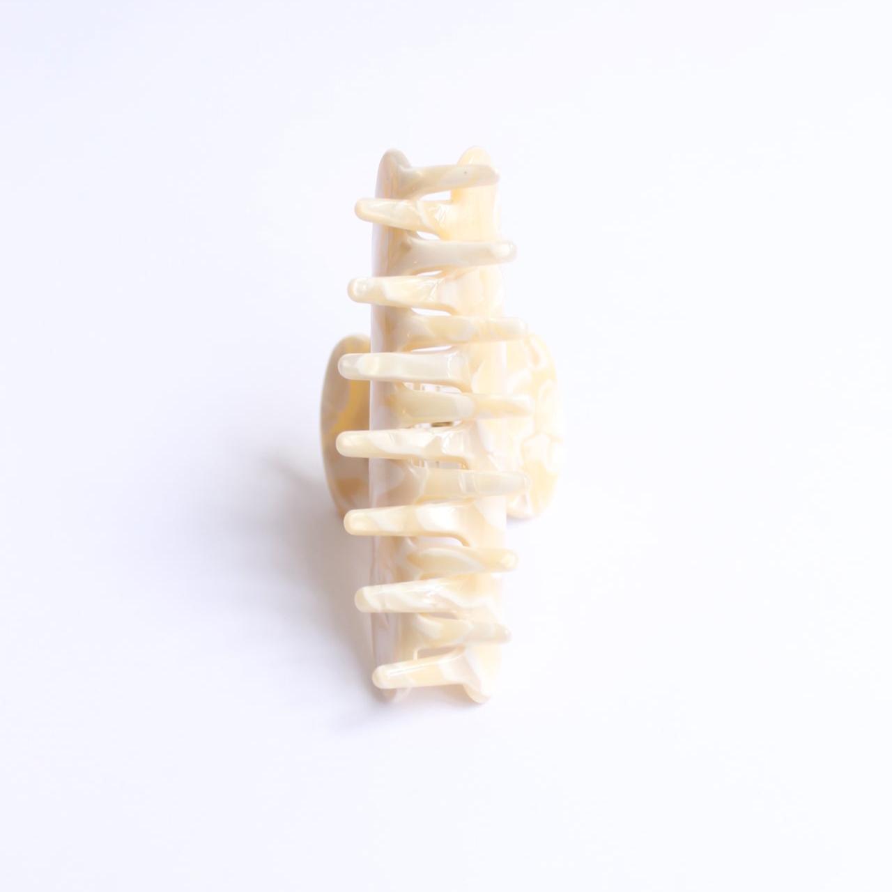 harmonic_hair_claw_beigecarlotta
